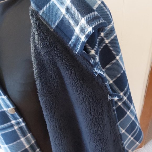 Cape - Picture 4 of 4